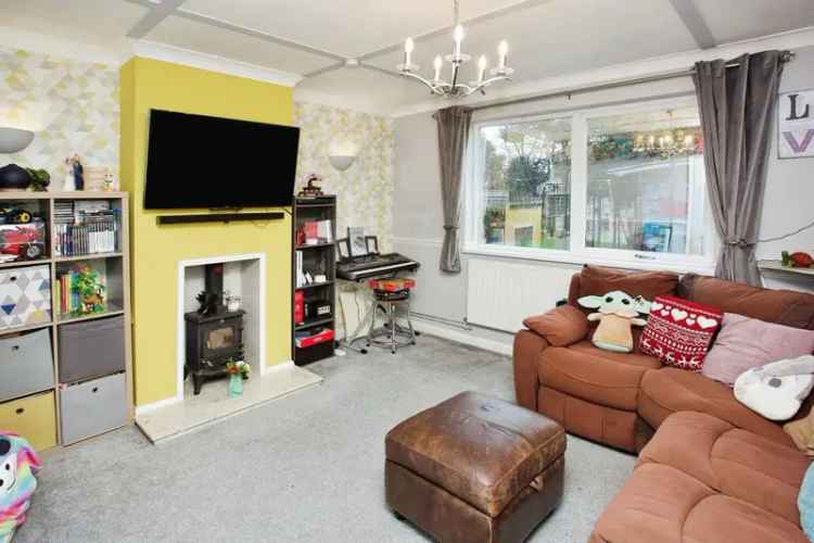 Three Bedroom Family Home Near Shops & Schools