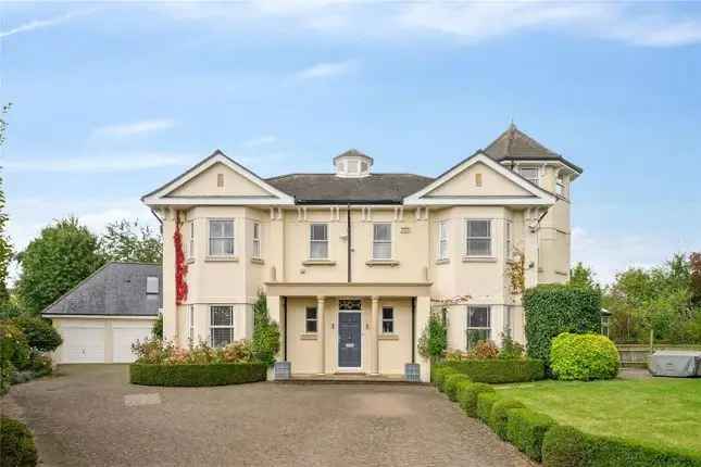 Detached House for Sale in Barnes London SW13