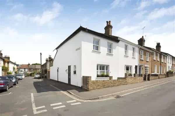 Refurbished 2-Bed House Richmond Modern Open Plan Garden Studio