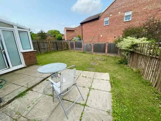 Three Bedroom Detached House with Garage Near Excellent Schools
