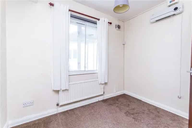 Family Home Near Waddon Fields and Mainline Stations