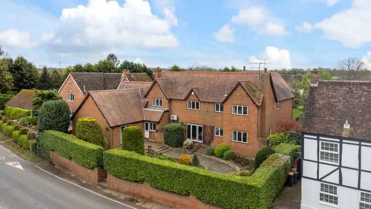 5 Bedroom Detached House with Pool and Large Garden