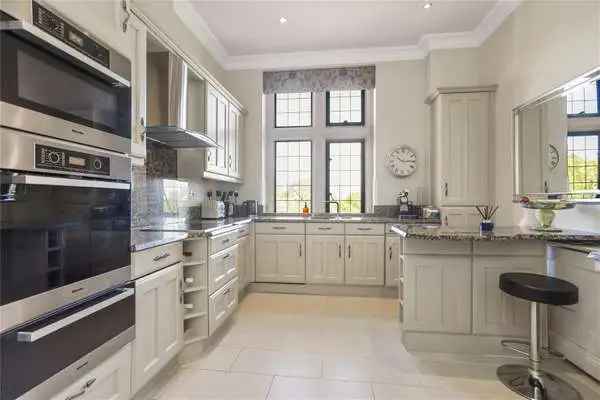 Luxury Apartment in Historic Hatchford Manor