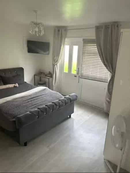Spacious Property with Lounge 2 Bedrooms and Garden