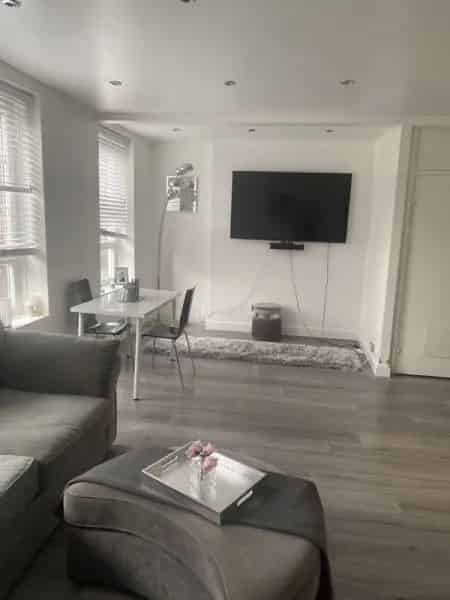 2 Bedroom Maisonette Near Tower Bridge