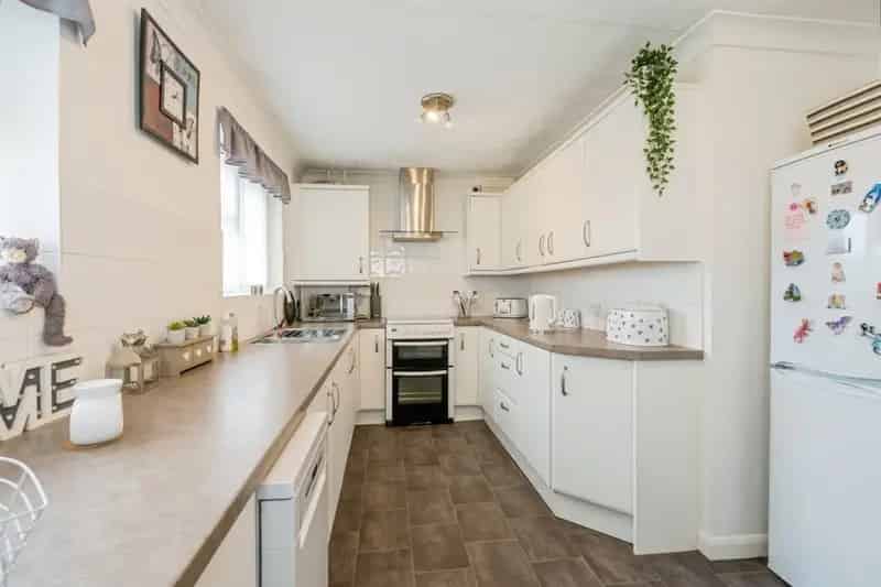 4 Bedroom Semi-Detached Home Near Beach