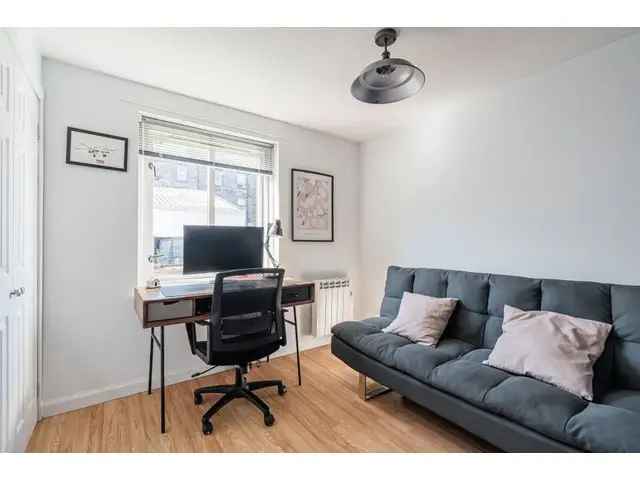 2 Bedroom Flat for Sale in Leith Edinburgh