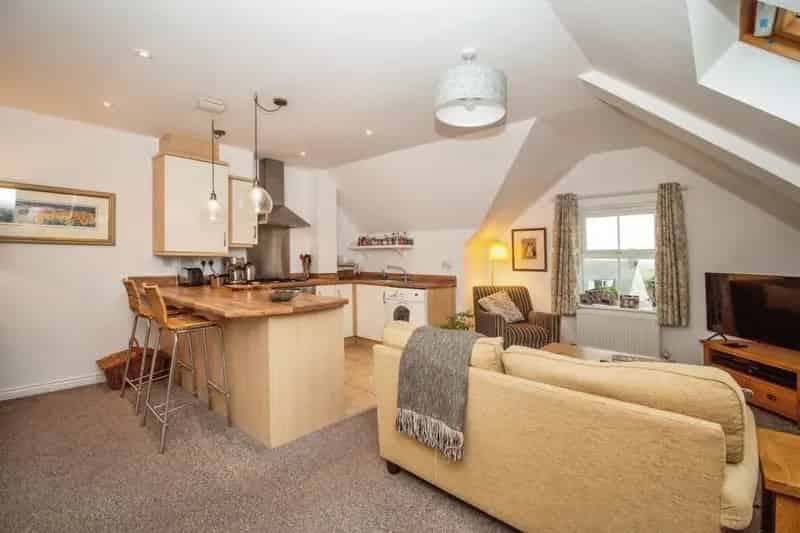 Upwey 2-Bedroom Apartment with Allocated Parking and Communal Gardens