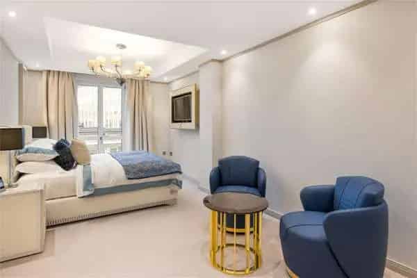 Luxury 4-Bed Apartment in Lancelot Place SW7