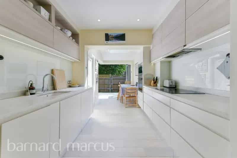 Four Bedroom Family House Near Barnes Station