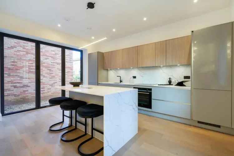 House For Sale in London, England