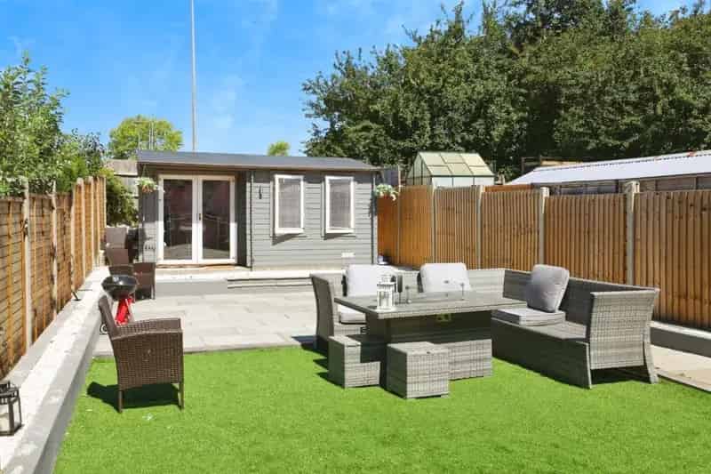 2 Bed Semi-Detached House with Garden and Home Office