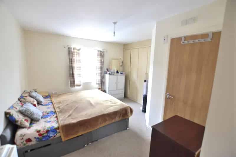 2 Bedroom Flat for Sale near M4 M5 Motorway