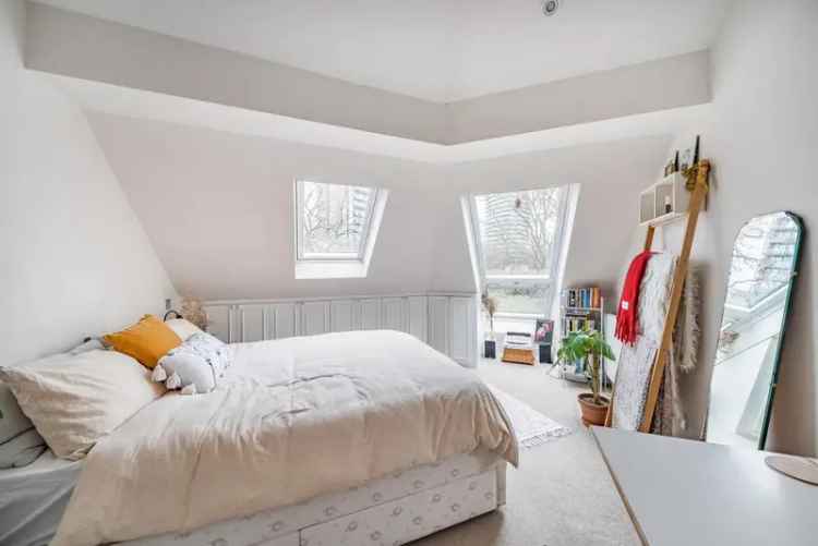 Spacious 3-Bedroom Apartment near Battersea Square and Clapham Junction