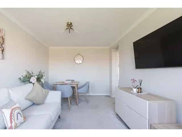 2 Bedroom Flat for Sale in Edinburghs Trinity Area