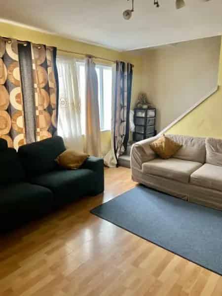 Spacious 3-Bedroom House Near Hurst Green Station