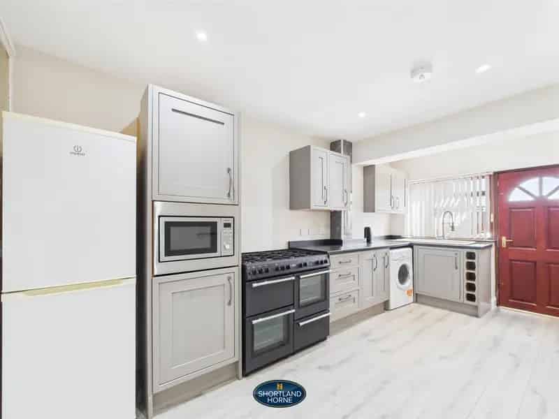 4 Bedroom End Terrace House to Rent