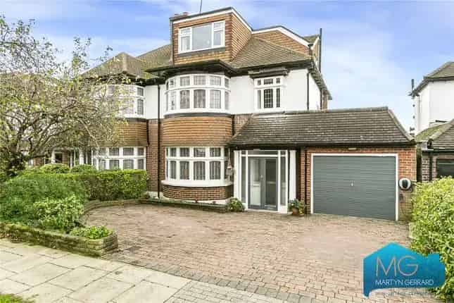 5 Bedroom Family Home East Finchley Off Street Parking Large Garden