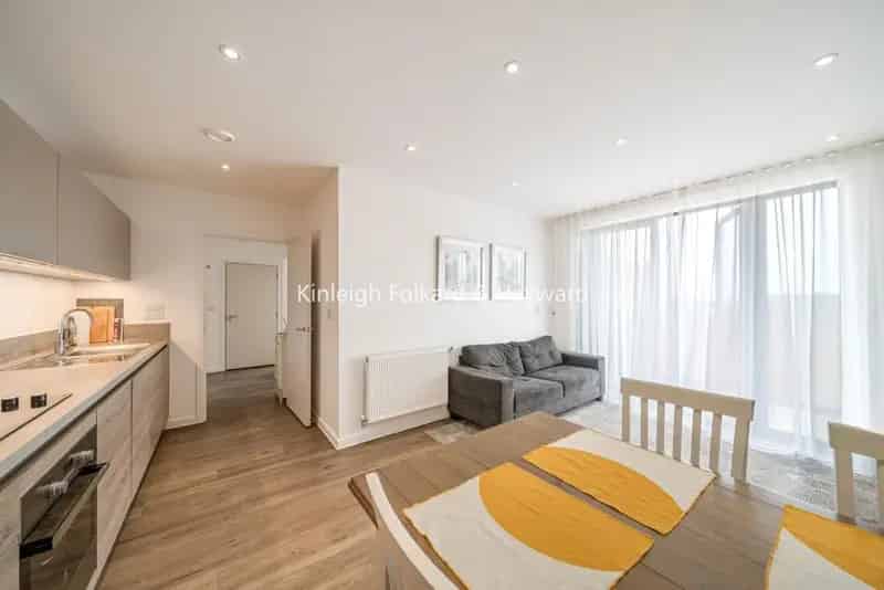 2 Bedroom Modern Flat near Canning Town Station
