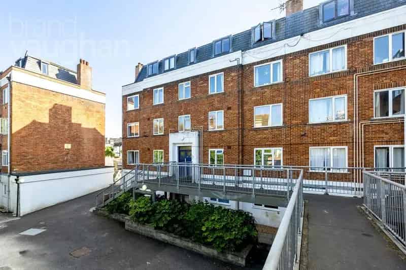 2 Bedroom Flat for Sale Recently Refurbished Near Brighton Station