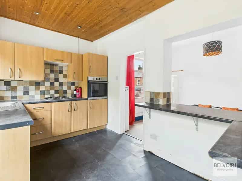 4-Bedroom End Terrace House Meersbrook Sheffield
