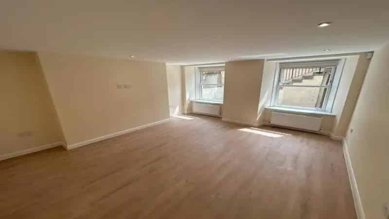 Self Contained Lower Ground Floor Premises For Lease