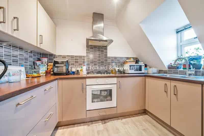 Two Bed Two Bath Top Floor Apartment Near Bromley North Station