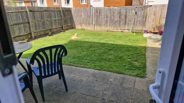 3 Bed House Driveway Garden Near Town Hospital