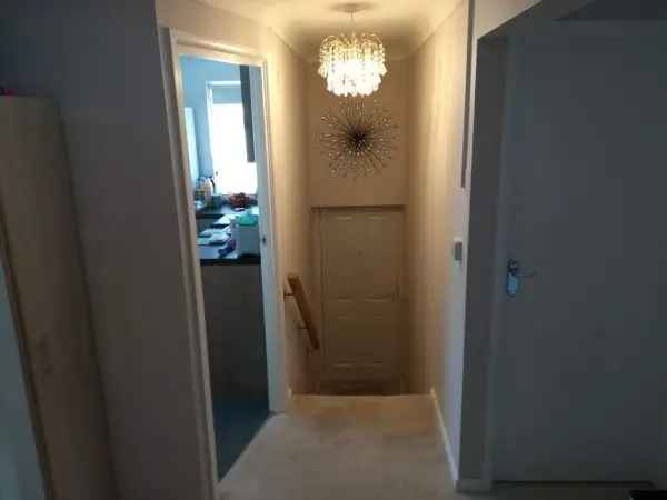 Large Sunny Flat Near Shops and Buses