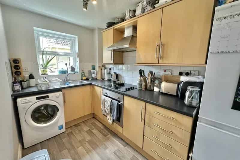 Ground Floor Apartment Near Train Station Two Double Bedrooms Allocated Parking