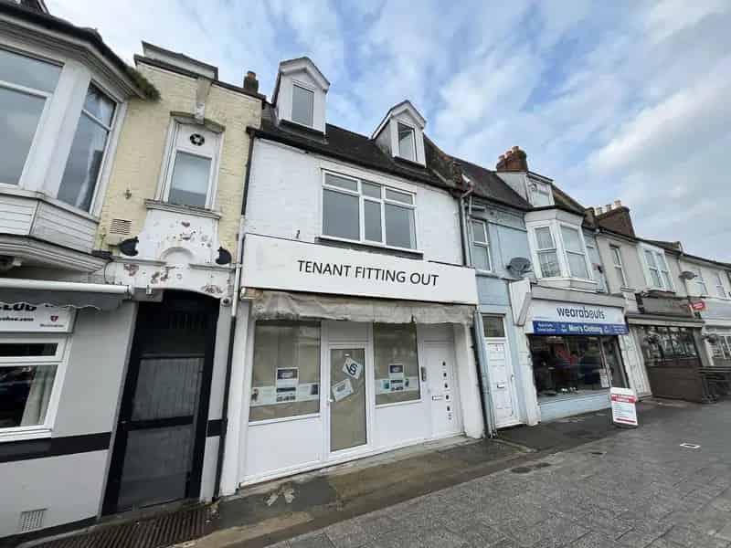 Southampton Woolston 4-Apartment Building with Retail Shop