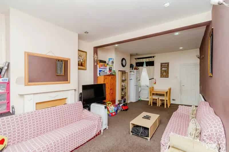 2 Bed Mid Terrace House Near Transport Links and Amenities