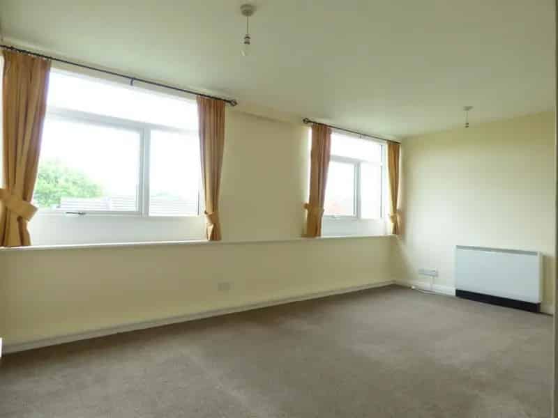 2 Bedroom Apartment To Let - Communal Parking - Pets Considered