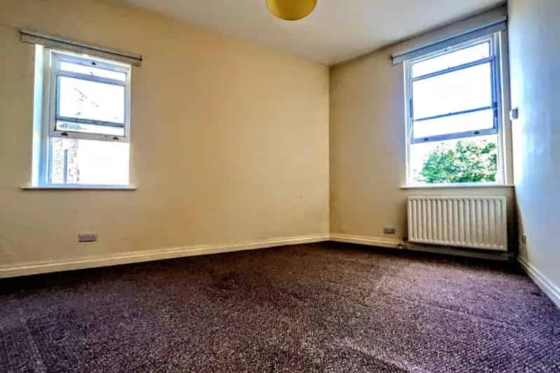 Spacious 3-Bed Flat with Parking - Modern Living