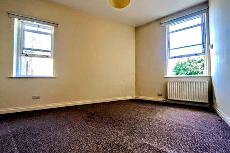 Spacious 3-Bed Flat with Parking - Modern Living