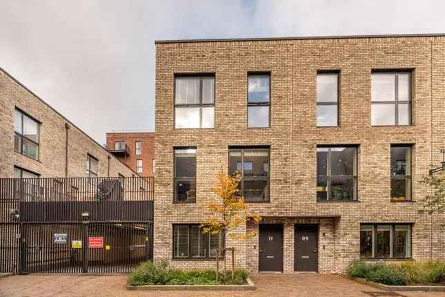 Terraced house to rent in Hackney Wick, Hackney Wick, London E20