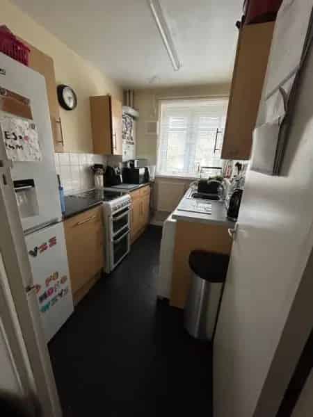 2 Bed Flat Near Charlton Park Private Parking