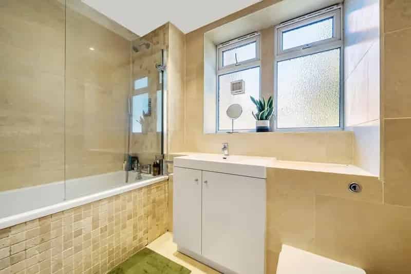 Bright Two-Bedroom Apartment Near Southfields