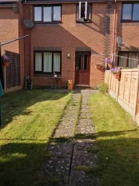 3 Bed Mid Terrace House with New Kitchen and Double Glazing