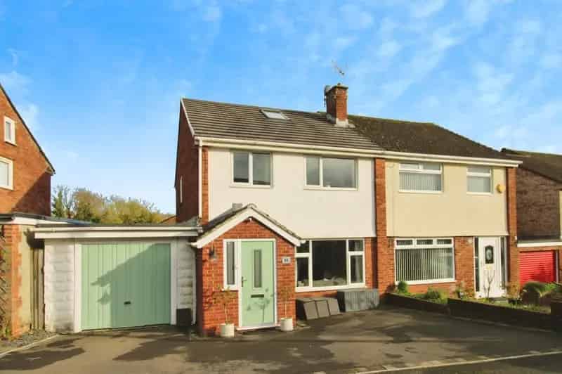 4 Bedroom Semi-Detached House Near Town Centre