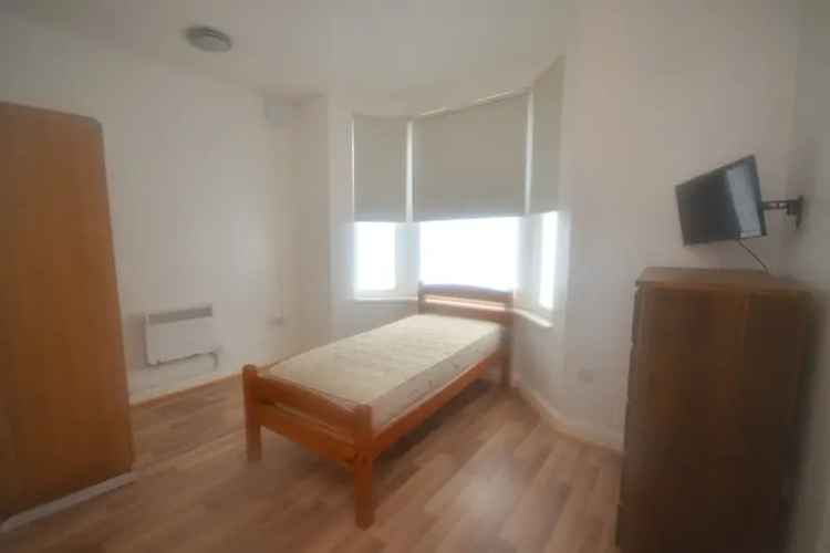 Large Furnished Studio Near Catford Stations DSS Welcome