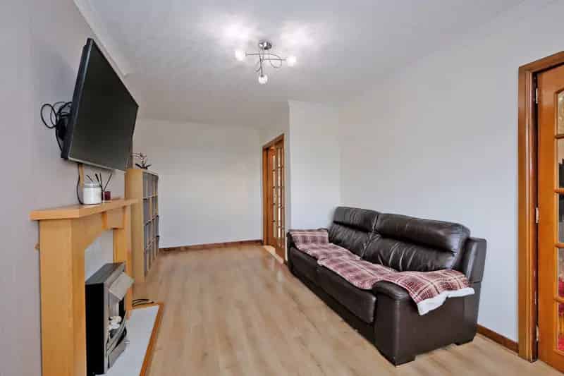 Mid Terrace Villa with Conservatory and Large Garden