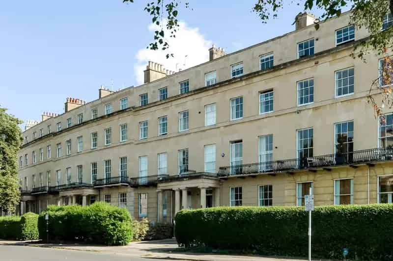 1 Bedroom Flat for Sale in Cheltenham's Lansdown Crescent
