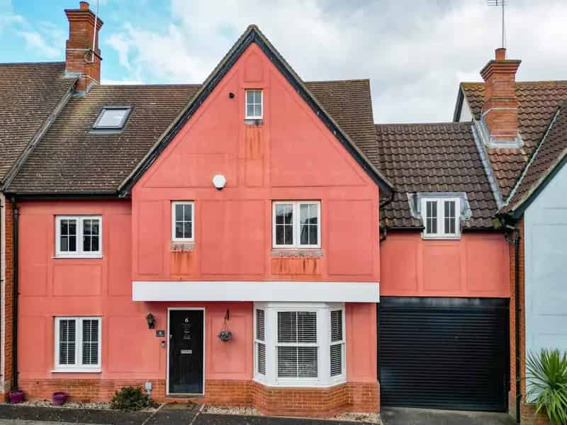 6 Bedroom Link Detached House For Sale