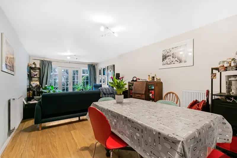 2 Bed Flat near City Centre  Spacious Ground Floor En-suite Parking