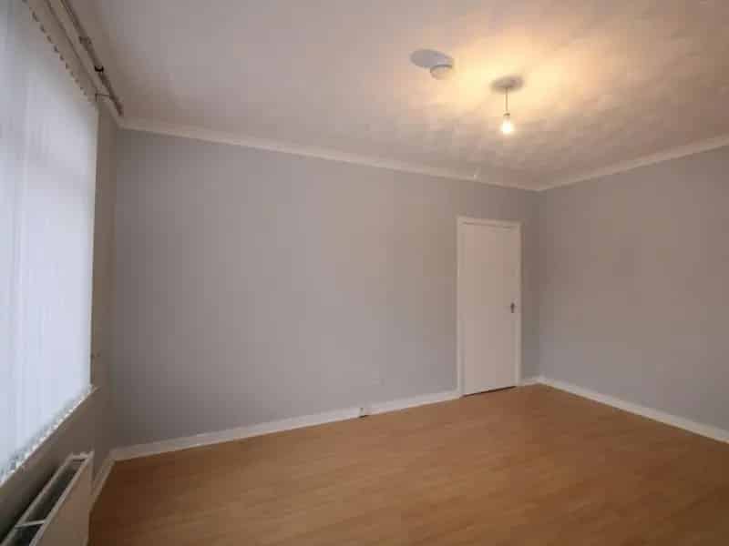 2 Bed Freehold Ground Floor Flat Tenant in Situ
