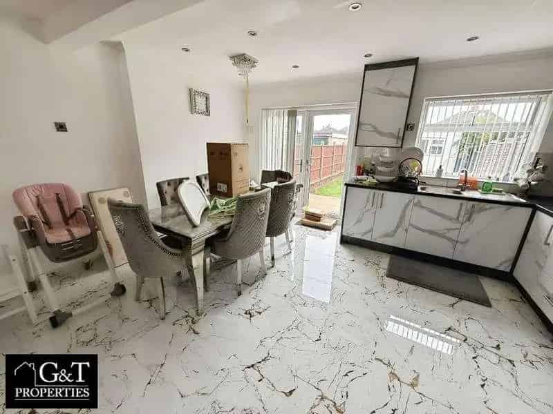 3 Bed House For Sale - Spacious Family Home Near Schools
