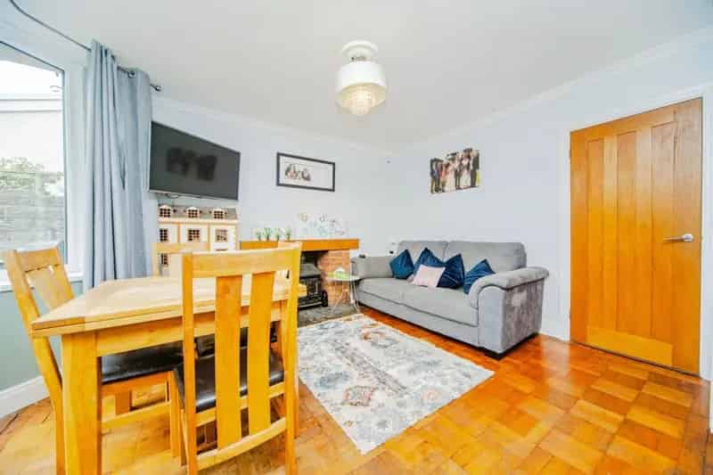 4 Bedroom Family Home Near Amenities and Schools