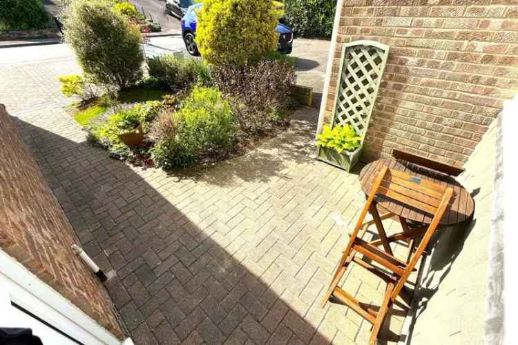 3 Bedroom Semi-Detached House in Blunsdon with Cotswolds Views