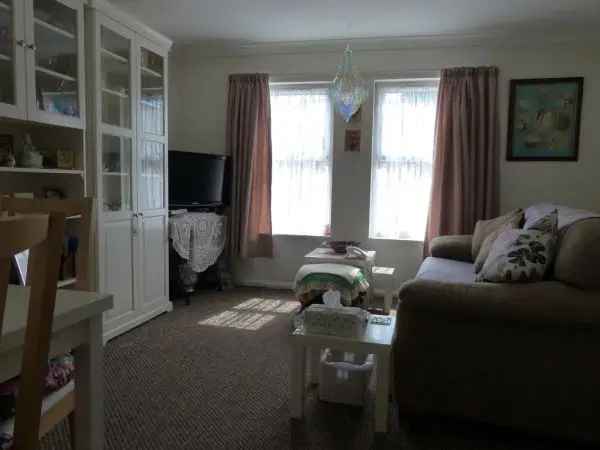 Bungalow For Rent in Kingswood, England